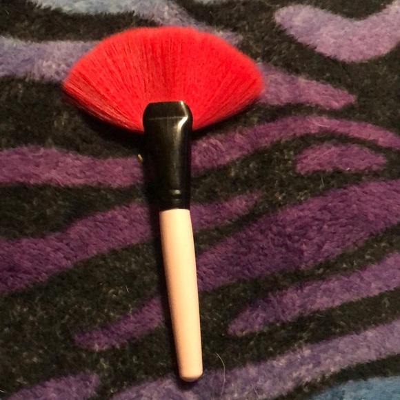 Fluffy large highlighter brush - Picture 1 of 3